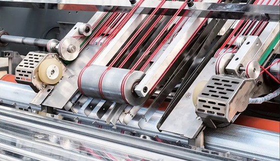 COem 5T αυτόματο Laminator ζαρωμένου χαρτονιού μηχανών φλαούτων τοποθετώντας σε στρώματα