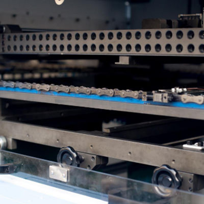 Επίπεδης βάσης κόπτης 3500pcs/Hour κύβων χαρτονιού τεμνουσών μηχανών χαρτοκιβωτίων πλακών στερέωσης