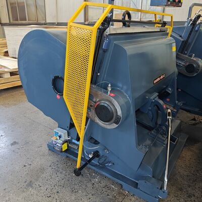 Τέσσερα τμήματα ασφαλείας κυματοειδής χαρτόνι πετσέτα μηχανή κοπής με ταχύτητα 20±2 Strokesmin και συνεχής πίεση κοπή μοντέλο χρονικής καθυστέρησης