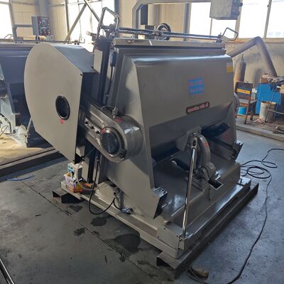 Ηλεκτρική Μηχανή Κοπής Κυματοειδών Χαρτοκιβωτίων με Ισχύ Κινητήρα 5,5KW και Μέθοδο Χειροκίνητης Τροφοδοσίας που Εξασφαλίζει Ομαλή Λειτουργία