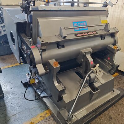 Μηχανή κοπής με μήτρα από χαρτόνι από κασσίτερο, μπρούτζο, χαλκό, με ηλεκτρική μέθοδο παροχής λαδιού, κατάλληλη για ακριβείς διαδικασίες κοπής και παραγωγής