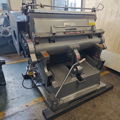 5.5KW Δύναμη κινητήρα κυματοειδής χαρτόνι πεθαίνει μηχανή κοπής Ατσάλινη πλάκα Hengshui κινητήρα προσφέροντας σταθερή και κοπή