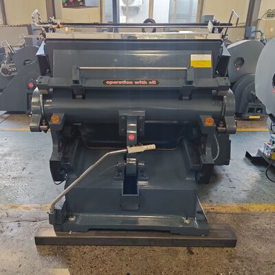 Μηχανή χειροκίνητης κοπής και τρύπησης κυματοειδούς χαρτονιού, μηχανή κοπής κυματοειδούς χαρτονιού με ηλεκτρική πλάκα αναρρόφησης, φρένο-συμπλέκτης, ιδανική για την κατασκευή χαρτοκιβωτίων