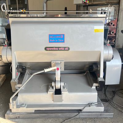 Μηχανή κόψιμο κυματοειδούς χαρτονιού 7000 kg με χειροκίνητη τροφοδοσία και βάρος μηχανής 1500 kg κατάλληλη για βιομηχανικές χρήσεις